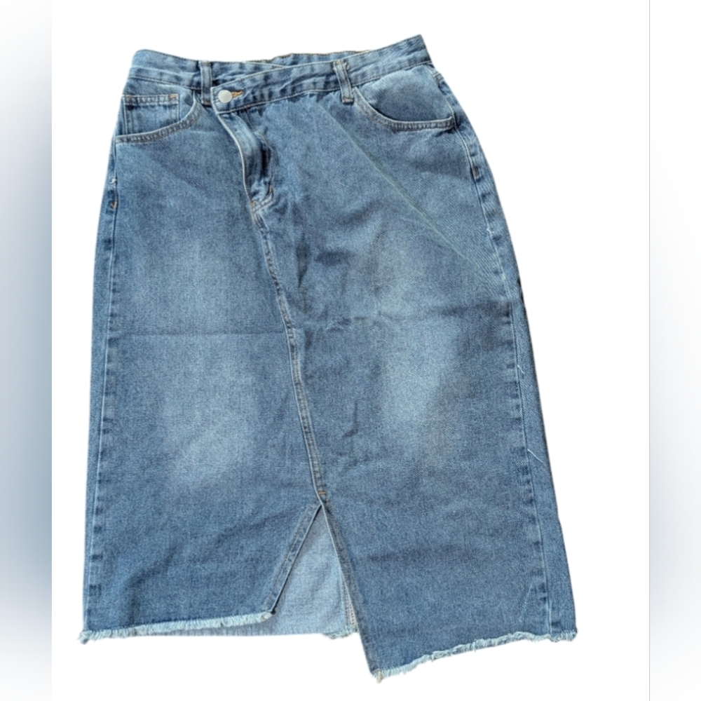 Blue Denim Skirt with Frayed Detail 🎉Host Pick🎉